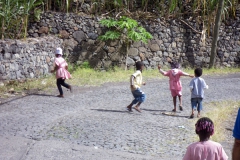 17.12.09 Nens sortint escola_Riberira de Paul_Santo Antao 041