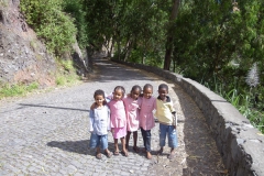17.12.09 Nens sortint escola_Riberira de Paul_Santo Antao 043
